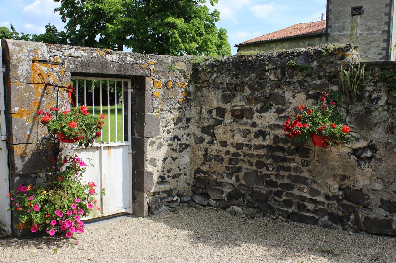 Chateau De Bourrassol Bed & Breakfast Menetrol Dış mekan fotoğraf